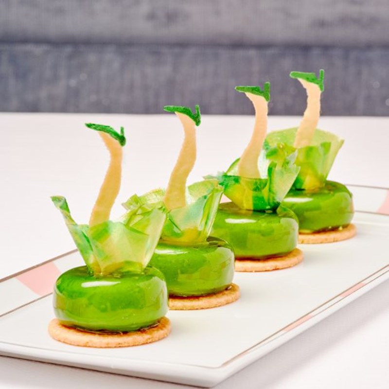 pret-a-portea red carpet jennifer lopez pastry